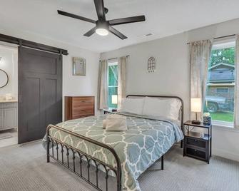 Pooler Charm: Cozy Retreat Minutes from Savannah - Pooler - Bedroom