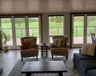 ゴルフコースの氷河公園の眺め！ 家族に最適。 - ウエスト グレーシャー - リビングルーム