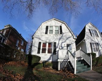 La Petite Jumelle: 2-Bedroom House in Grosse Pointe - Grosse Pointe - Edificio