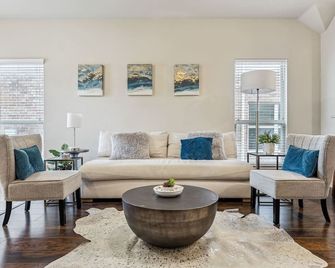 TCH - Cozy 3bd/2ba home in McKinney with Workspace - McKinney - Living room