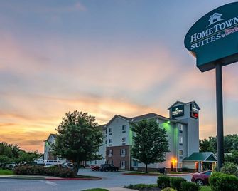 HomeTowne Studios & Suites by Red Roof Bentonville - Bentonville - Building