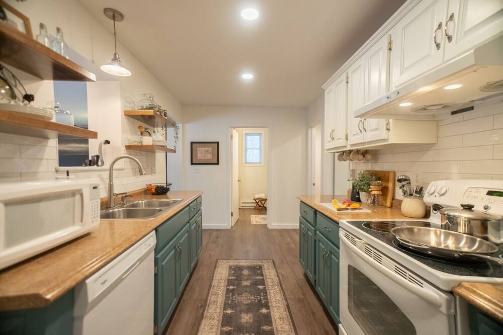 Vintage Vogue: Your Stylish Suite with Wi-Fi, Netflix, and Parking!