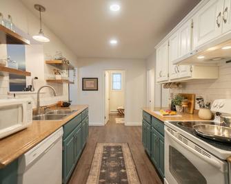 Vintage Vogue: Your Stylish Suite with Wi-Fi, Netflix, and Parking! - Scottdale - Kitchen