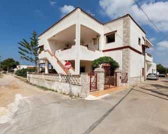 Villetta Posto Rosso by BarbarHouse - Alliste - Edificio