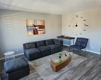 Spacious Bright Apt,parking And Self Che - Longueuil - Living room
