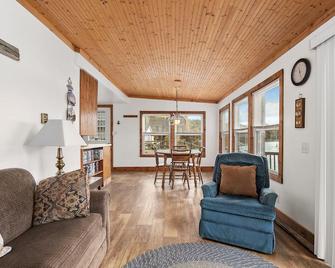 Huge lake house. 3 levels. 9 bedrooms. Great for groups. Large beach. Fire pit. - Newaygo - Sala de estar