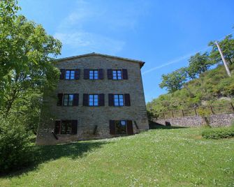 Timeless Holiday Home in Apecchio With Garden - Apecchio - Edificio