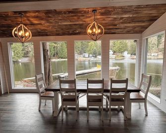 Private Lakeside Getaway - Sedro Woolley - Dining room