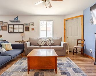 Cozy Cottage near downtown brings Georgetown Lake & Fairmont to your fingertips! - Anaconda - Living room