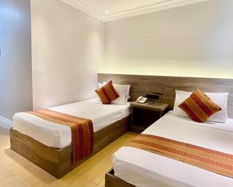 Hotel Euroasia By Bluebookers - Angeles City - Bedroom