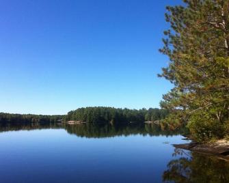 Relax and Enjoy 6 bedrooms cottage on Sandy Beach 1.5 Hours from Toronto - Honey Harbour - Vista del exterior