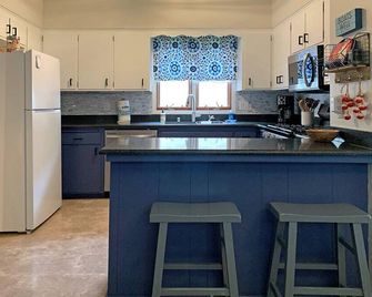 Pewaukee Lakefront Retreat: Pontoon+Jet Ski Available: Private Pier: Sleeps 8 - Pewaukee - Cocina