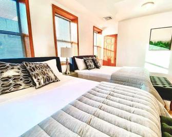 La Quinta Loft - Queens - Bedroom