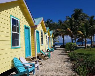Stay in an upgraded comfortable Sea view Cabana suite just feet from the water - San Pedro Town - Patio