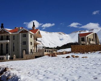 Husky Rock - 2 Bedroom Chalet in the Basement - El Arz - Building