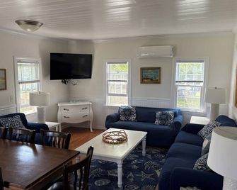 In Town Hideaway For A Block Island Getaway!!! - Block Island - Living room