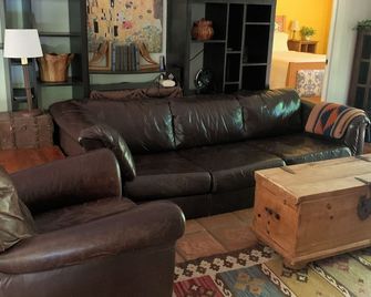 Mountain Cottage near Russian River, hiking & downtown, family and pet friendly - Healdsburg - Living room