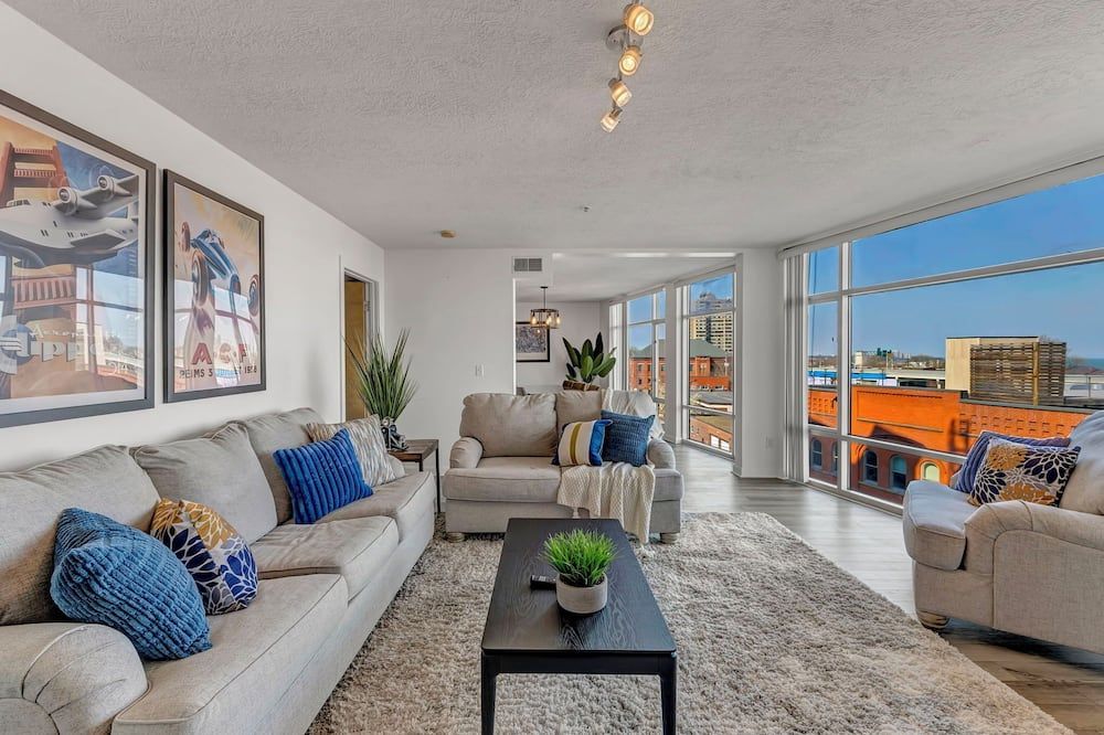 2-bedroom apartment in brilliant Cleveland with WiFi, AC, fitness room - كليفيلاند (أوهايو) - غرفة معيشة