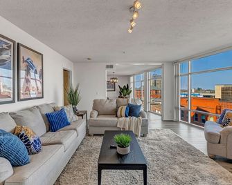 2-bedroom apartment in brilliant Cleveland with WiFi, AC, fitness room - كليفيلاند (أوهايو) - غرفة معيشة