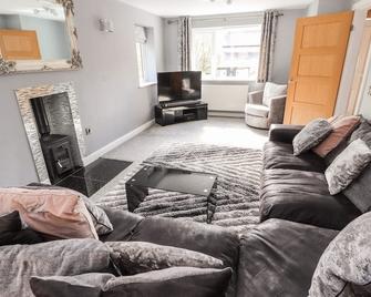 Nant House, Pet Friendly, With Hot Tub In Gwersyllt - Wrexham - Living room