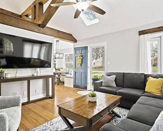 Charming Home In ︎ Of Kc 2 Bdr/2 Ba (Sleeps 4-6) - Roeland Park - Living room