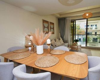 Sandy Shores Duplex | Your Island Retreat with Beachside Vibes - Al Hamra Village - Comedor