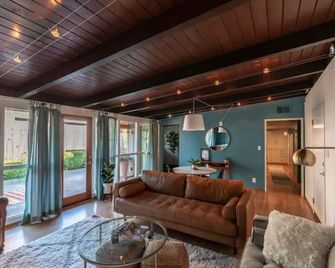 Mid-Century Modern Home - Close to Downtown - Modesto - Living room