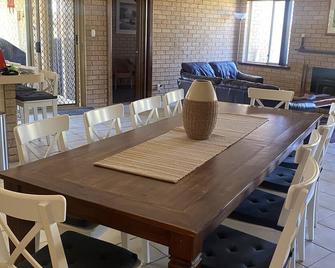 Ledge Point Beach House Stra6043n5epuuld\n6 Minutes Walk To The Ocean - Lancelin - Dining room
