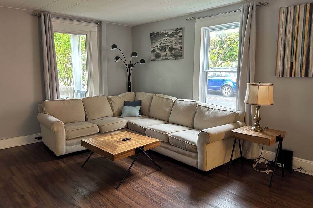 Dundas street home - Napanee - Living room