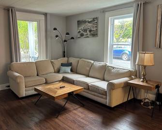 Dundas Street house - Napanee - Living room