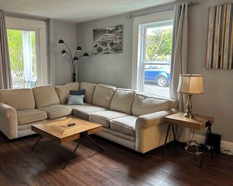 Dundas street home - Napanee - Living room