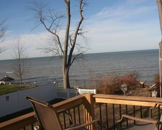 Awesome lake view & water access. GENEVA Center Strip, Sunsets, private parking! - Geneva-on-the-Lake - Balcón