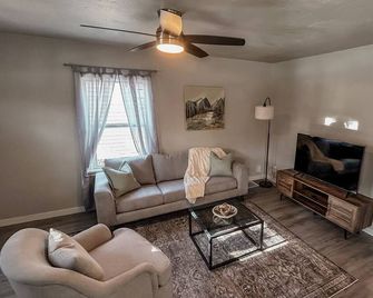 Cozy 4-bedroom house in fantastic Salt Lake City with WiFi, AC - Salt Lake City - Wohnzimmer