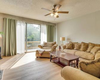 Spacious Mountain Home Retreat Near Norfork Lake! - Mountain Home - Living room