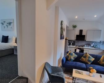 Sandbach Apartments Private Bathroom - Sandbach - Living room