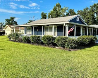 3-bedroom house in tranquil Lynn Haven, beautiful sunsets, & minutes to PCB. - Lynn Haven - Edificio