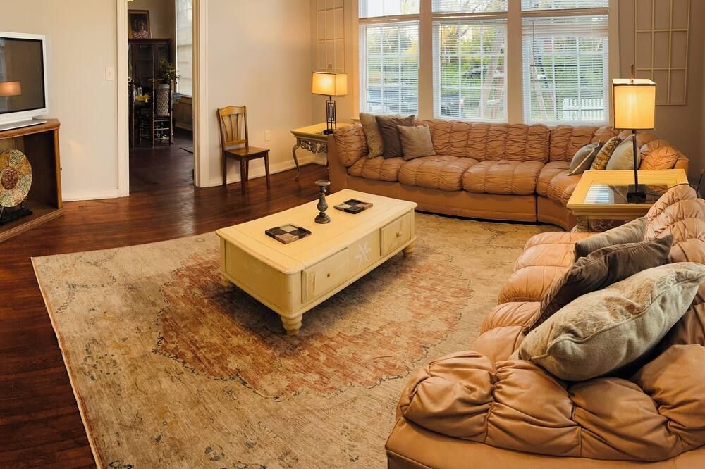 Relax & Unwind in a Spacious Historic Home with Porch, Patio, & Sunroom - Selma - Salon