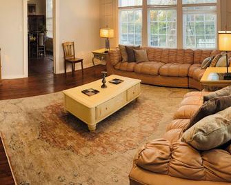 Relax & Unwind in a Spacious Historic Home with Porch, Patio, & Sunroom - Selma