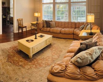 Relax & Unwind in a Spacious Historic Home with Porch, Patio, & Sunroom - Selma - Salon
