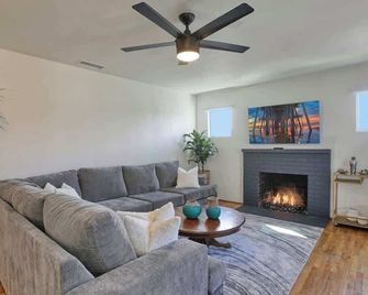 Coastal Retreat | Hot Tub | Walk to Pismo - Pismo Beach - Wohnzimmer