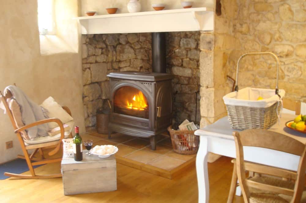 A romantique pittoresque house located inside the fortified walls of Domme. - Domme - Living room