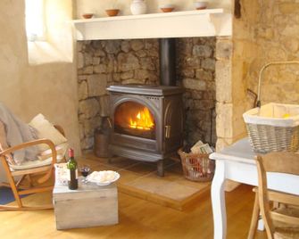 A romantique pittoresque house located inside the fortified walls of Domme. - Domme - Living room