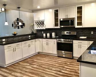 Modern Cabin Get Away - Close To Apple Hill - Pollock Pines - Kitchen