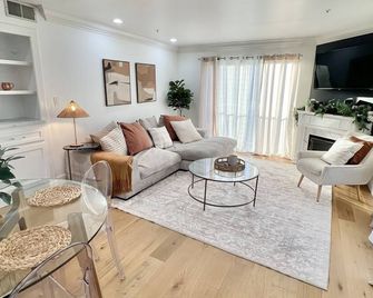 Newly Remodeled West Hollywood condo in the best location! - West Hollywood - Living room