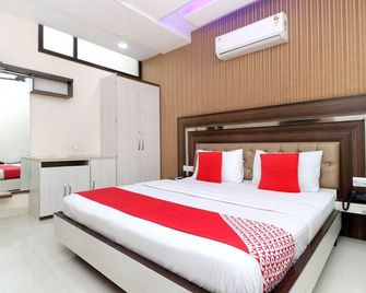 OYO 28122 Hotel C M Plaza - Ambāla - Bedroom