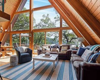 Lakefront A-Frame, Stunning Views, Private Dock - Merrimac - Sala de estar