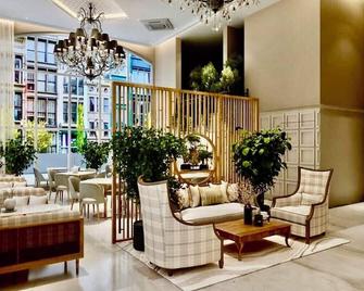 Hotel Mumbai House Mindspace Malad - Mumbai - Lobby