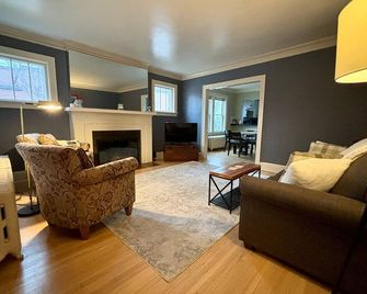 Hillside Haven w/ Private Garage & Grill - Duluth - Sala de estar