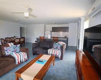 Blk Stays Guest House Deluxe Units Morayfield - Morayfield - Sala de estar