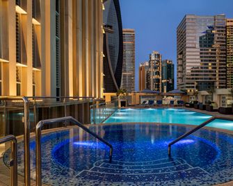 Wyndham Grand Doha West Bay Beach - Doha - Zwembad